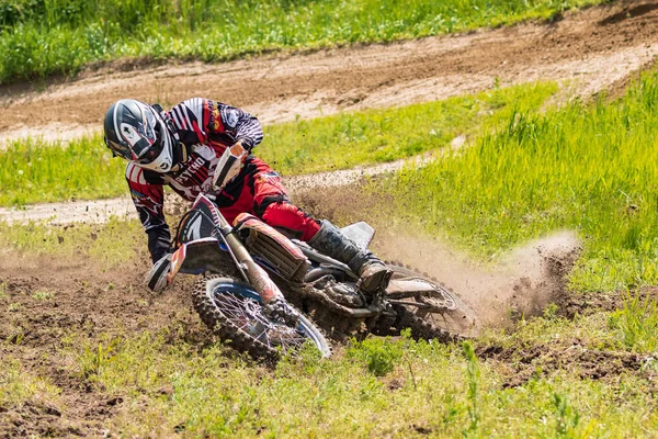 Motocross Motorradfahrer Rast Kurve Über Feldweg Dreck Fliegt Unter Den — Stockfoto