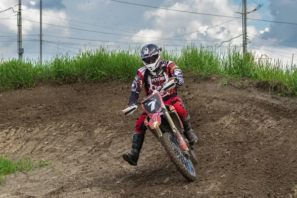 Motocross Motociclista Una Curva Precipita Lungo Una Strada Sterrata Sporco — Foto Stock