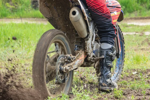 Motocross Motorradfahrer Rast Über Feldweg Dreck Fliegt Unter Den Rädern — Stockfoto