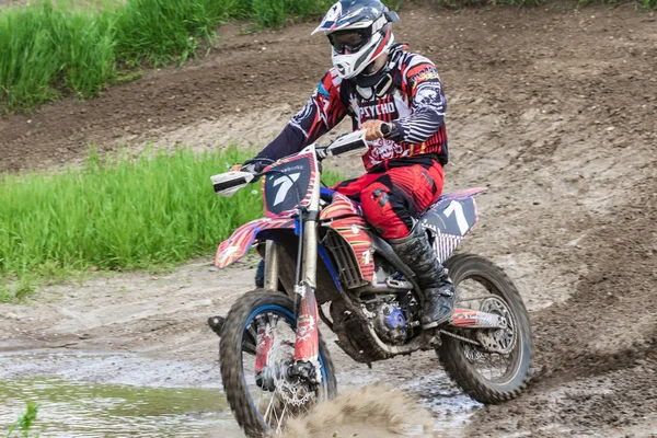 Motocross Motorradfahrer Rast Über Feldweg Dreck Fliegt Unter Den Rädern — Stockfoto