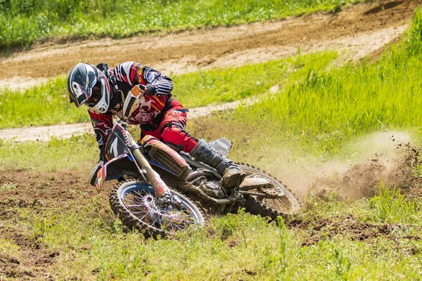 Motocross Motorradfahrer Rast Kurve Über Feldweg Dreck Fliegt Unter Den — Stockfoto