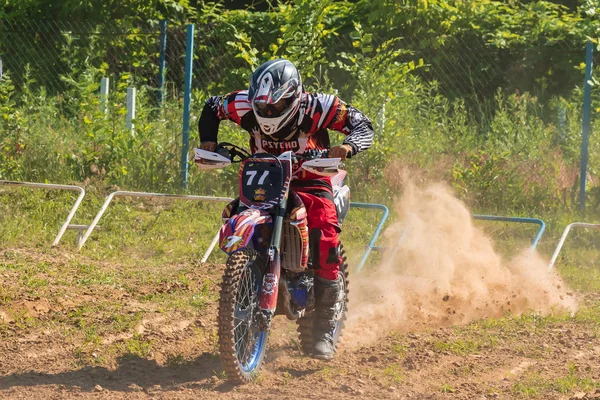 Kezdő Sor Motocross Versenyeken Vastag Por Emelkedik Kerekek Mögött Extrém — Stock Fotó