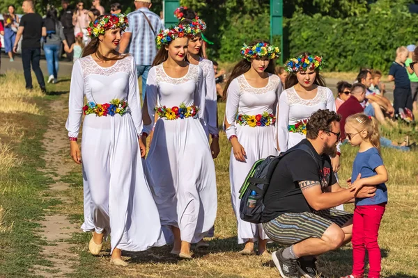 キエフ ウクライナ 2019 ピロゴヴォのウクライナの野外博物館でイワン クパラの伝統的な毎年のスラブの休日 真夏の日民俗芸術家は国民的衣装で演奏します ミサのお祝い — ストック写真