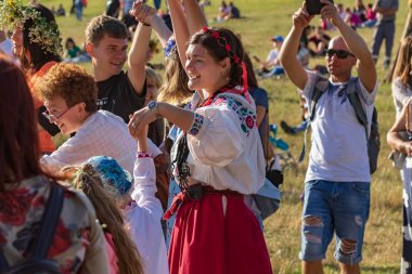Kiev, Ukrayna - 6 Temmuz 2019: Pirogovo'daki Ukrayna açık hava müzesinde Ivan Kupala'nın geleneksel geleneksel Slav tatili. Yaz ortası günü. Halk sanatçıları ulusal kostümler içinde performans sergiliyor.