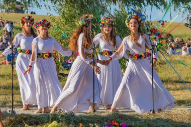 Kiev, Ukrayna - 6 Temmuz 2019: İvan Kupala'nın geleneksel geleneksel Slav tatili büyük bir alanda açık havada. Yaz ortası günü. Halk sanatçıları ulusal kostümler içinde performans sergiliyorlar. Toplu kutlamalar.