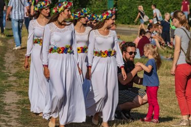 Kiev, Ukrayna - 6 Temmuz 2019: İvan Kupala'nın geleneksel geleneksel Slav tatili büyük bir alanda açık havada. Yaz ortası günü. Halk sanatçıları ulusal kostümler içinde performans sergiliyorlar. Toplu kutlamalar.