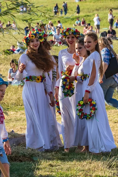 キエフ ウクライナ 2019年7月6日 大きなフィールド上の野外でイワン クパラの伝統的な毎年恒例のスラブの休日 真夏の日民俗芸術家は国民的衣装で演奏します ミサのお祝い — ストック写真
