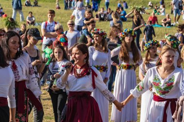Kiev, Ukrayna - 6 Temmuz 2019: İvan Kupala'nın geleneksel geleneksel Slav tatili büyük bir alanda açık havada. Yaz ortası günü. Halk sanatçıları ulusal kostümler içinde performans sergiliyorlar. Toplu kutlamalar.