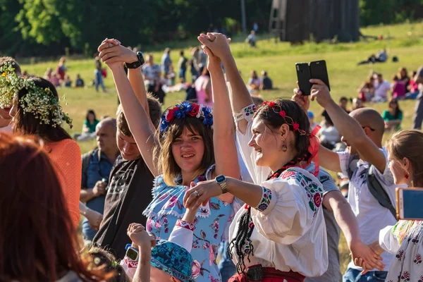 키예프 우크라이나 2019 필드에 야외에서 쿠팔라의 전통적인 슬라브 한여름날 예술가들이 — 스톡 사진