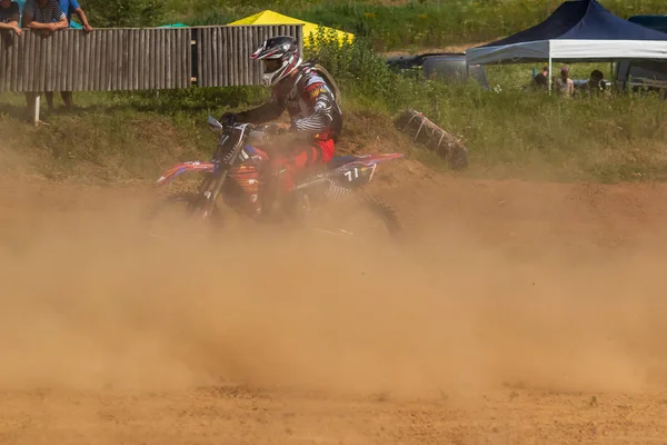 Motocross Motorradfahrer Rast Über Feldweg Staub Fliegt Unter Den Rädern — Stockfoto