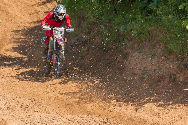 Motocross Pengendara Sepeda Motor Bergegas Sepanjang Jalan Tanah Debu Terbang — Stok Foto