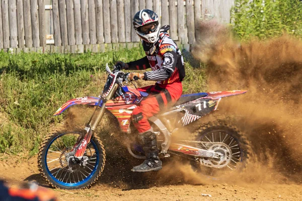 Motocross Motorcyklista Rozběhne Polní Cestě Prach Rozletí Pod Koly Close — Stock fotografie