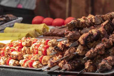 Yemek büfesi ve sağlıklı yemekler. Et, biber, baharatlar, ızgara sebzeler. Sokaklarda balık ve et, yiyecek pazarı, festival, etkinlik. Açık havada mutfak..