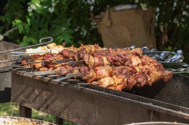 Yemek büfesi ve sağlıklı yemekler. Et, biber, baharatlar, ızgara sebzeler. Sokaklarda balık ve et, yiyecek pazarı, festival, etkinlik. Açık havada mutfak..