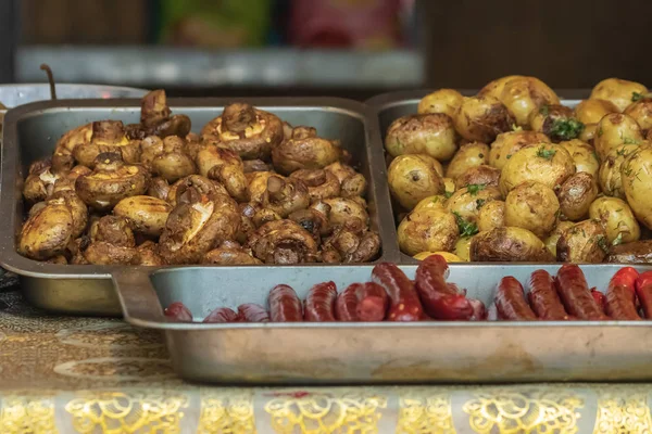 Bufet Kulinarny Prezentacją Zdrowej Żywności Grzyby Ziemniaki Kiełbasy Papryka Przyprawy — Zdjęcie stockowe