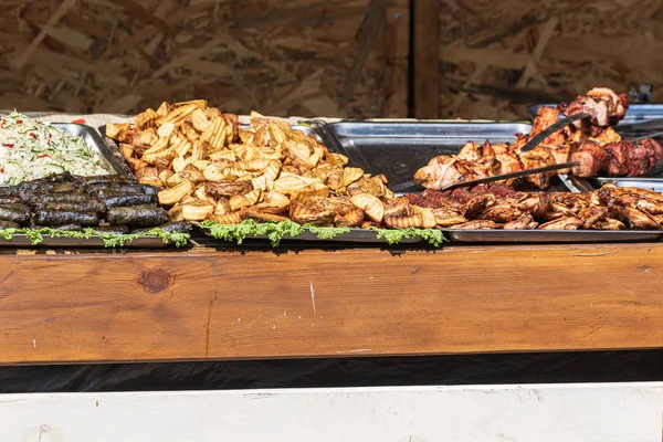 Bufet Kulinarny Prezentacją Różnorodnej Zdrowej Żywności Mięsa Kiełbasy Grillowanych Warzyw — Zdjęcie stockowe