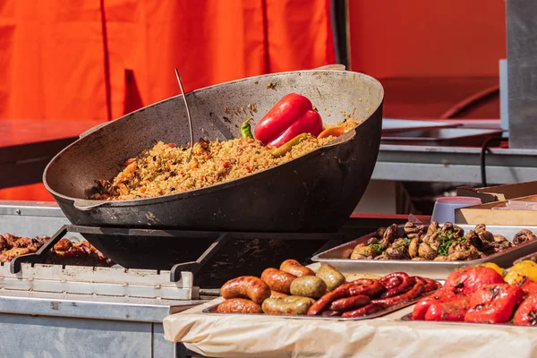 Culinair Buffet Met Afhaalmaaltijden Gezond Voedsel Plov Rijst Vlees Peper — Stockfoto