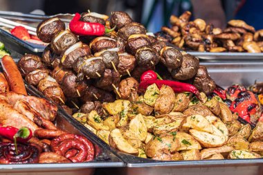 Sağlıklı yemekleri olan bir açık büfe. Izgara sebze, balık ve et. Yemek pazarında, festivalde, etkinlikte. Farklı lezzetli et türleri. Açık hava mutfağı. Sokak panayırı.