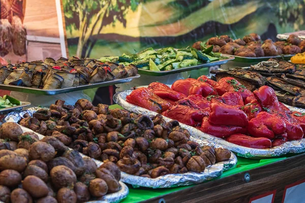 Bufet Kulinarny Zdrowym Posiłkiem Wynos Grillowane Warzywa Ryby Mięso Ulicznym — Zdjęcie stockowe