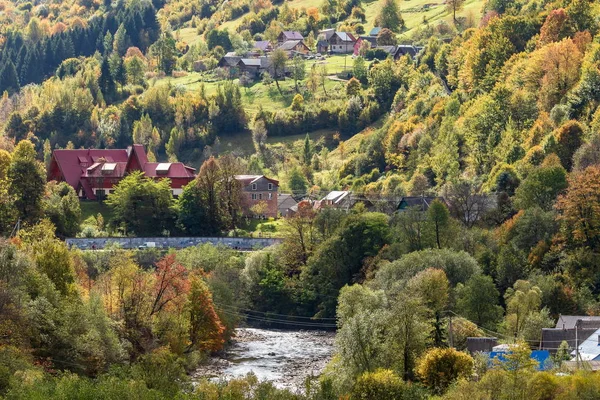Nehir Kıyısındaki Dağların Yamaçlarında Küçük Bir Dağ Köyü Sonbahar Manzarası — Stok fotoğraf