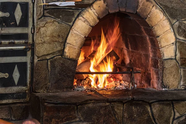 Lareira Arqueada Com Fogo Ardente Foto Com Uma Bela Lareira — Fotografia de Stock