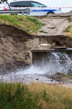 Kaza kanalizasyon sistemi. Su kaynağı arızası. Su tedarik sisteminde büyük bir buluş. Yüksek basınç altında kanalizasyondan bir su çeşmesi akar. Islak toprak. Kyiv. Ukrayna.