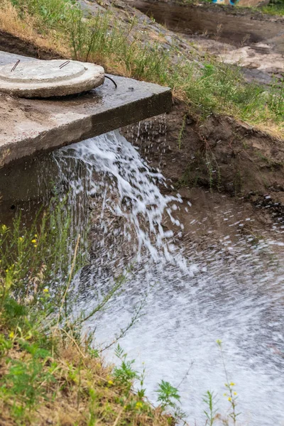 Avloppssystem För Olyckor Vattenförsörjningsavbrott Genombrott Vattenförsörjningssystemet Källa Med Vatten Rinner — Stockfoto