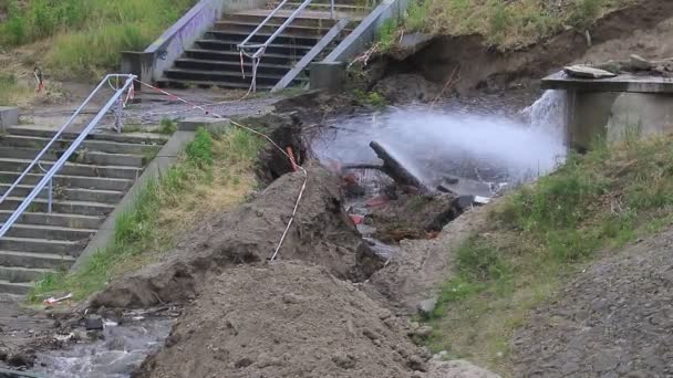 Ongevallenriolering Watervoorziening Uitgevallen Doorbraak Van Het Watervoorzieningssysteem Een Fontein Van — Stockvideo