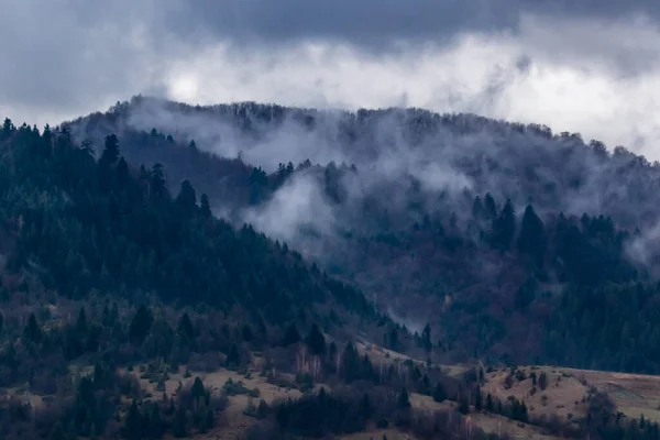 高い山の頂上は雲に隠されている 秋の風景 パノラマビュー — ストック写真