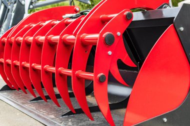 Tarım için büyük ekipmanların kırmızı ve siyah parçalarının soyut bir parçası. Ağır makineler soyut arkaplan.