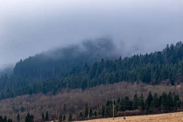 Cumes Das Altas Montanhas Estão Escondidos Pelas Nuvens Nevoeiro Paisagem — Fotografia de Stock