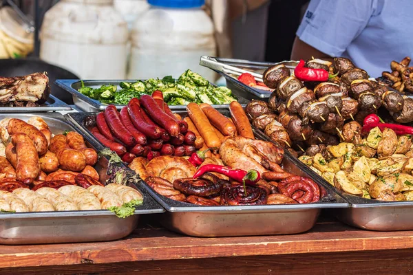Culinair Buffet Met Gezonde Meeneemmaaltijden Gegrilde Groenten Vis Vlees Straat — Stockfoto