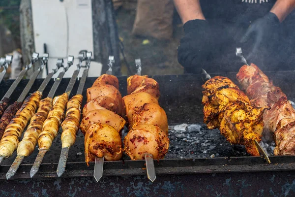 Fleischprodukte Werden Auf Dem Grill Zubereitet Köstliches Essen Über Offenem — Stockfoto