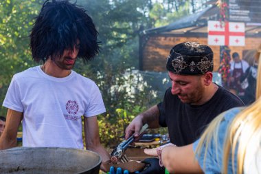 KYIV, UKRAINE - 12 Eylül 2020: Gürcistan şarabı ve Kartuli Festivali 2020 mutfağının kutlanması. Açık havada toplu kutlamalar, geleneksel Gürcü içecekleri ve çeşitli yiyecekler tatmak..