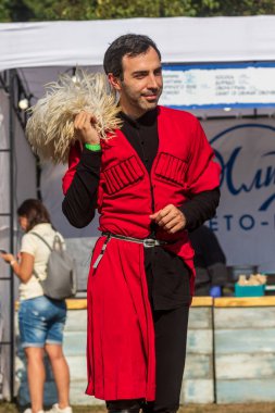 Kyiv, Ukrayna - 13 Eylül 2020: Gürcistan 'daki bir grup etnik sanatçıdan oluşan Gürcü bir adam bir şehir parkında sahne aldı. Kartuli Festivali 2020 Şarap ve Mutfağın Kutlanması.