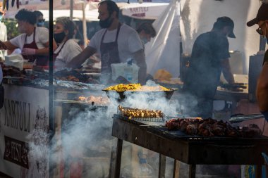 Kyiv, Ukrayna - 12 Eylül 2020: Gürcistan şarap ve mutfak Kartuli Festivali. Satıcılar ziyaretçilere geleneksel Gürcü içkileri ve çeşitli yemekler sunuyorlar.