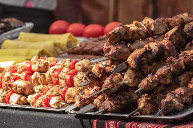Yemek büfesi ve sağlıklı yemekler. Et, biber, baharatlar, ızgara sebzeler. Sokaklarda balık ve et, yiyecek pazarı, festival, etkinlik. Açık havada mutfak..