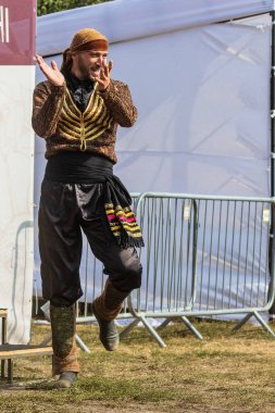 Kyiv, Ukrayna - 13 Eylül 2020: Gürcistan 'daki bir grup etnik sanatçıdan oluşan Gürcü bir adam bir şehir parkında sahne aldı. Kartuli Festivali 2020 Şarap ve Mutfağın Kutlanması.