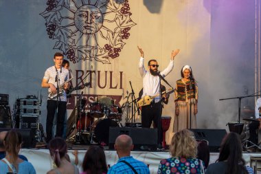 Kyiv, Ukrayna - 13 Eylül 2020: Gürcistan 'dan bir grup sanatçı açık hava şehir parkında ücretsiz bir etkinlikte gösteri yaptılar. 2020 Gürcistan Şarap ve Mutfağı Kartuli Festivali Kutlaması.