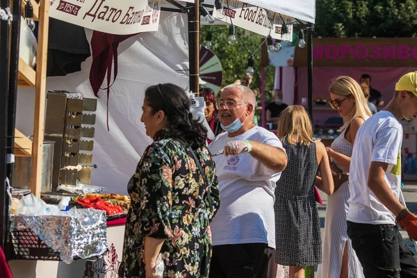 Kyiv, Ukrayna - 13 Eylül 2020: Kartuli Festivali Gürcistan şarap ve mutfak festivali 2020 'de şehir parkında. Ziyaretçiler geleneksel Gürcistan içeceklerini ve tatmak için çeşitli ürünleri seçiyorlar.
