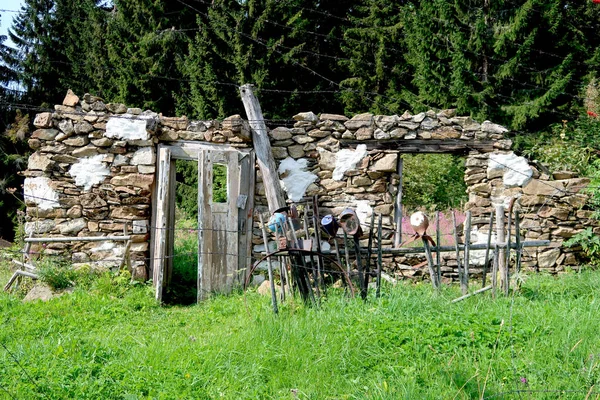 Antigua cortina de hierro del comunismo en Bucina, Parque Nacional Sumava en — Foto de Stock