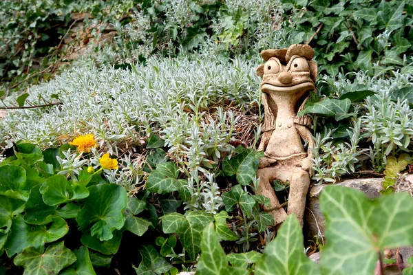 Statue en céramique de waterman assis sur l'étang de jardin dans le m — Photo