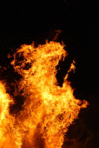Büyük şenlik ateşi, yanan ve yumuşak alevler ile parlayan, fl ışıltılar — Stok fotoğraf