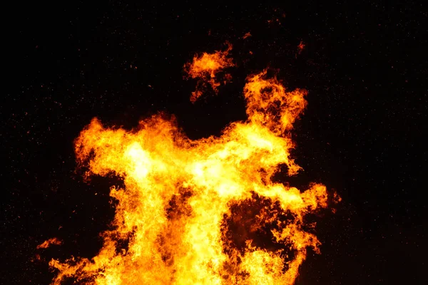 Stor bål, brinnande och glödande med mjuka flammor, gnistrar fl — Stockfoto