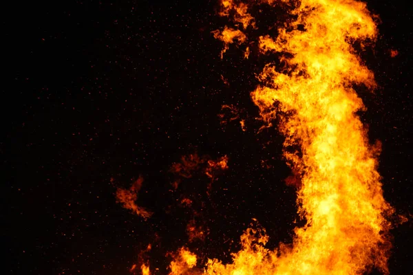 Büyük şenlik ateşi, yanan ve yumuşak alevler ile parlayan, fl ışıltılar — Stok fotoğraf