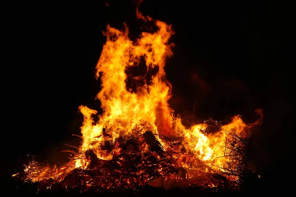 큰 모닥불, 불타는 부드러운 불꽃으로 빛나는, 불꽃 — 스톡 사진