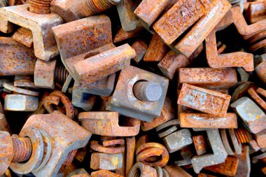 Paslı demiryolu, vida ve fındık.