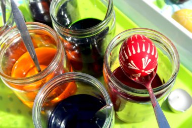 Paskalya yumurtası süsleme, boyama ve boyama, boya ve sıcak balmumu tekniği. Çek Cumhuriyeti 'nde gelenek.