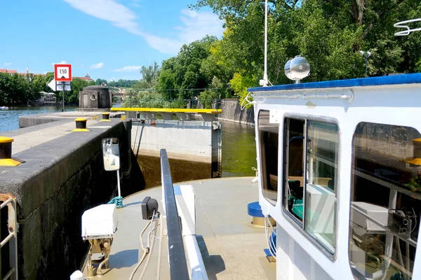 Schiffsschleuse Auf Der Moldau Halboffen Blick Vom Deck Des Touristenschiffes — Stockfoto