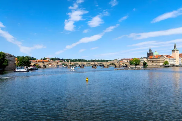 Río Moldava Con Puente Carlos Vista Fondo Desde Cubierta Del — Foto de Stock